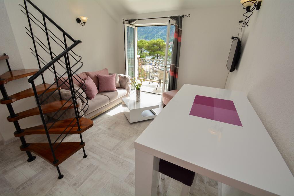 Apartment House 91 *